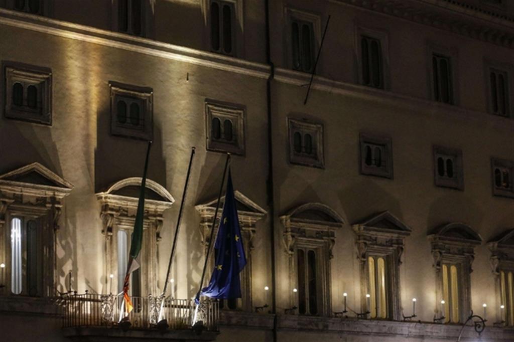 Palazzo Chigi durante il vertice notturno del governo (Ansa)