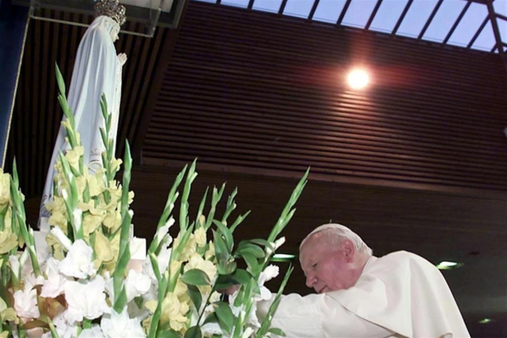 Giovanni Paolo II a Fatima il 12 maggio 2000 (Ansa)