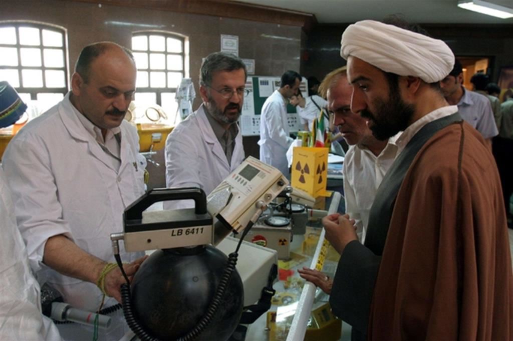 Tecnici nucleari iraniani illustrano il funzionamento di alcune macchine in una esposizione a Qom (ap)