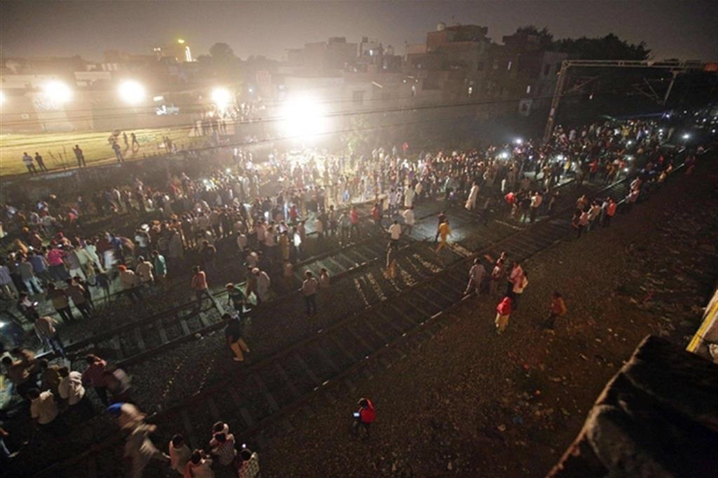 Il binario dove il treno ha travolto la folla ad Amristar: la gente credeva che il binario fosse chiuso (Ansa)