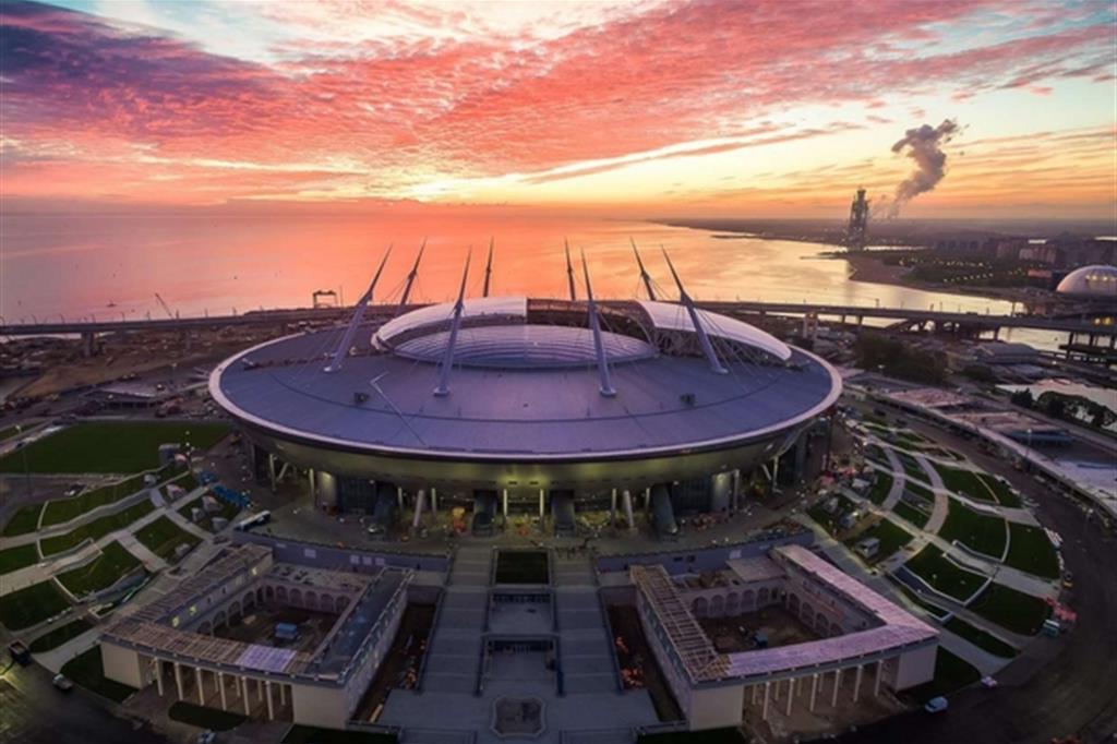 La Zenit Arena, lo stadio di San Pietroburgo. Sotto, Vladimir Putin