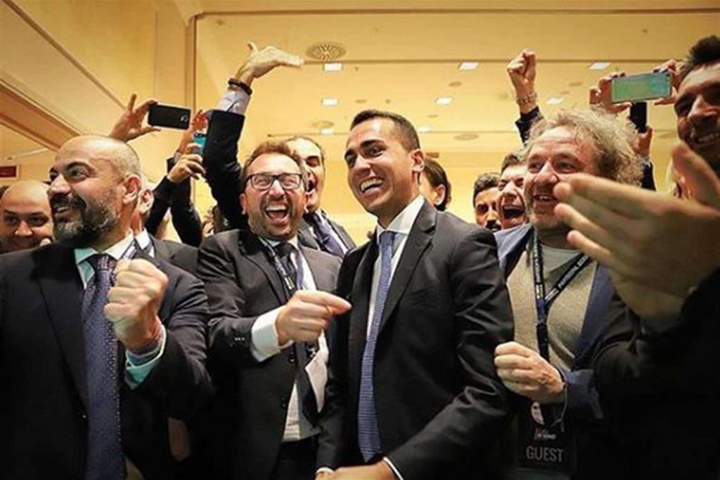 Il candidato premier del M5S Luigi di Maio esulta dopo aver visto le prime proiezioni dei risultati elettorali al Senato (Ansa da Instagram)
