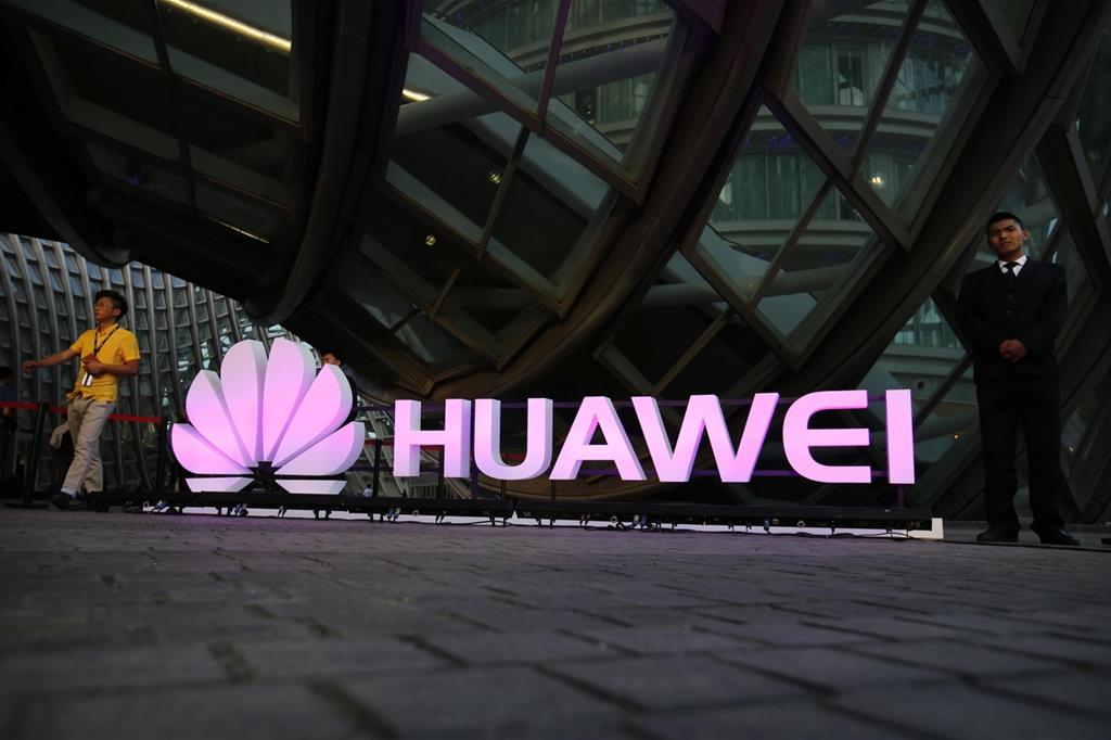 Il logo della compagnia cinese Huawei a Pechino (Ansa)