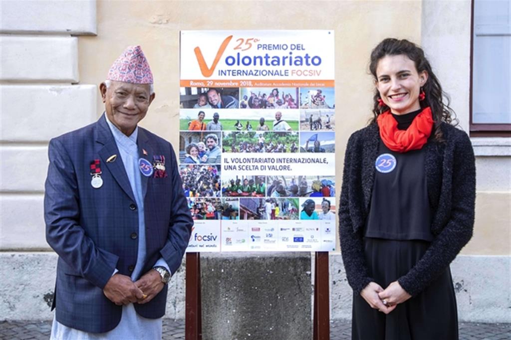 Sanda Vantoni e Dil Bahadur Gurung, maggiore nepalese dell’esercito britannico e guardia del corpo della regina Elisabetta, presidente di una associazione  che si occupa dell’educazione dei bambini  e del supporto alle fasce  più povere  a Pohkara, città del Nepal. I due sono stati insigniti ieri del Premio  del volontariato internazionale Focsiv