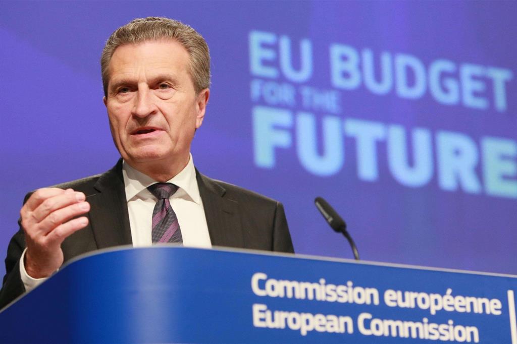 Bufera sul commissario Oettinger per le frasi sul voto italiano: ecco cosa ha detto