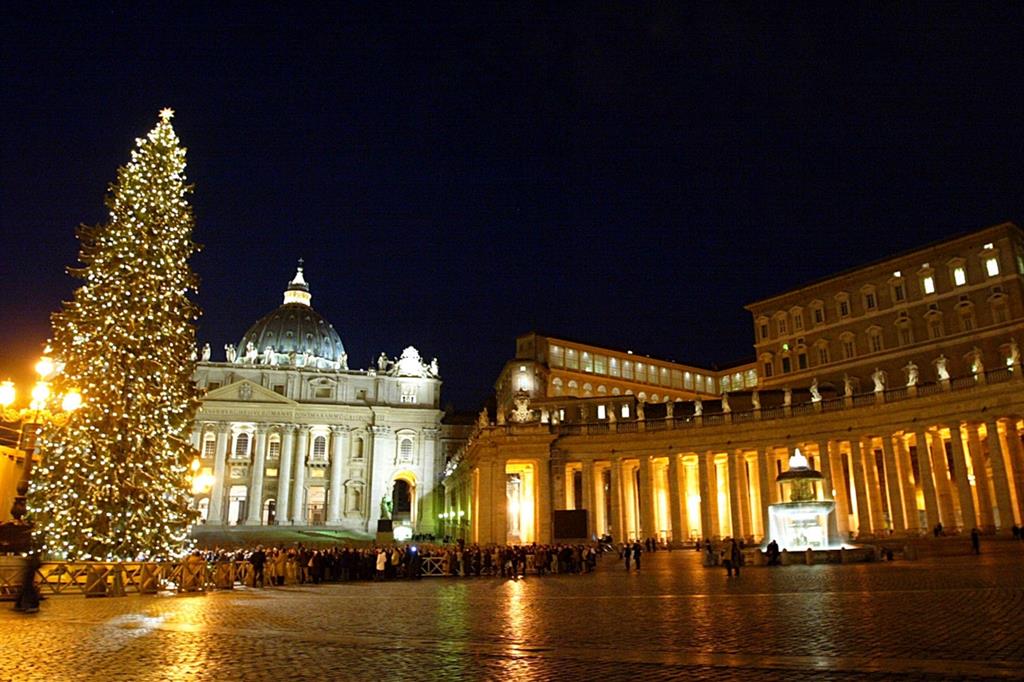 L'albero di Natale in Piazza San Pietro in una foto dell'archivio Ansa risalente al 2003. L'abete arrivava dalla Val d'Aosta