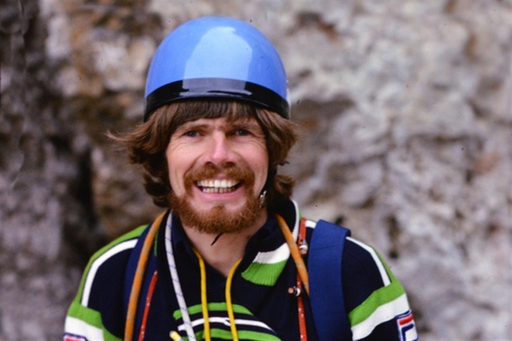 Un giovane Reinhold Messner pronto per una scalata