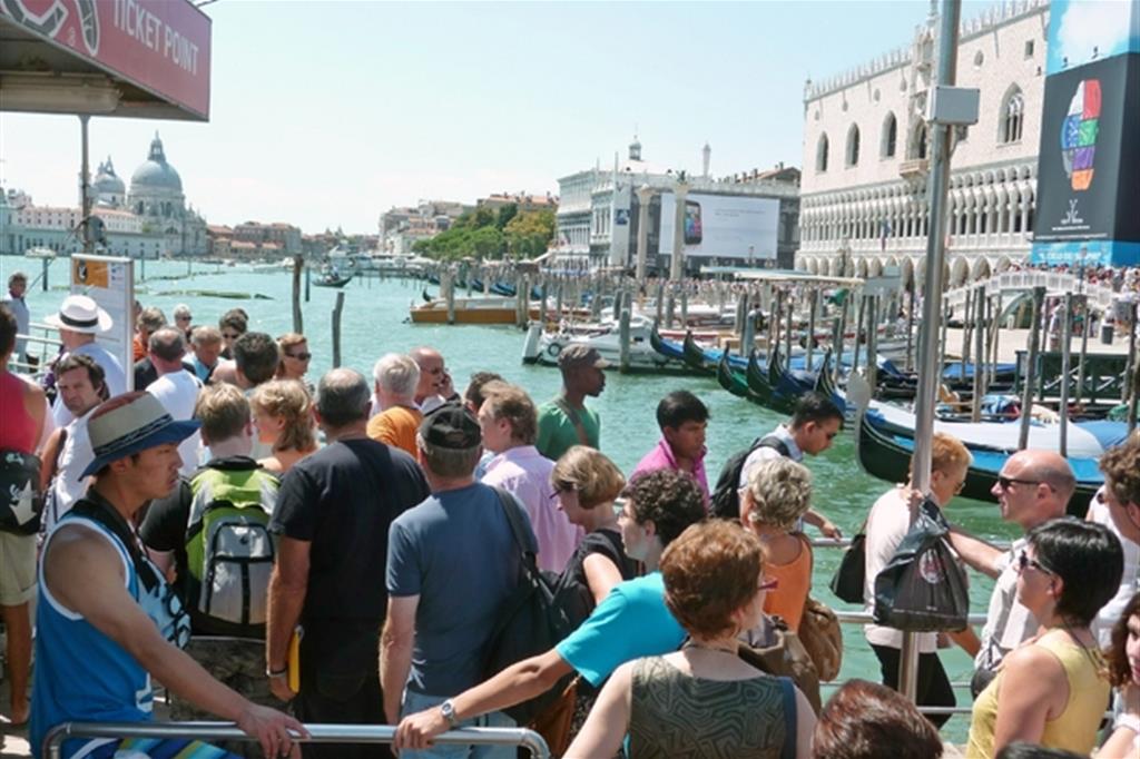 Venezia è presa d’assalto ogni giorno da migliaia di visitatori. Simbolo di un turismo insostenibile