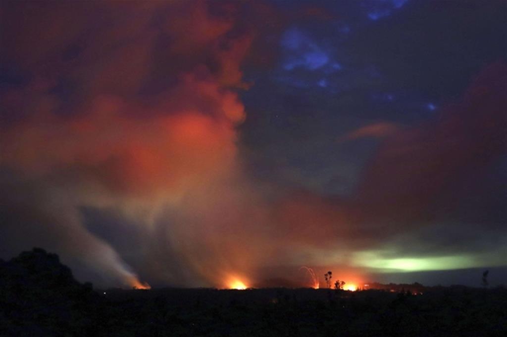 Devastante esplosione sulla cima del vulcano Kilauea, nelle Hawaii, con una eruzione che ha provocato una colonna di fumo e cenere alta oltre nove chilometri e destinata ad abbattersi sull'arcipelago - 