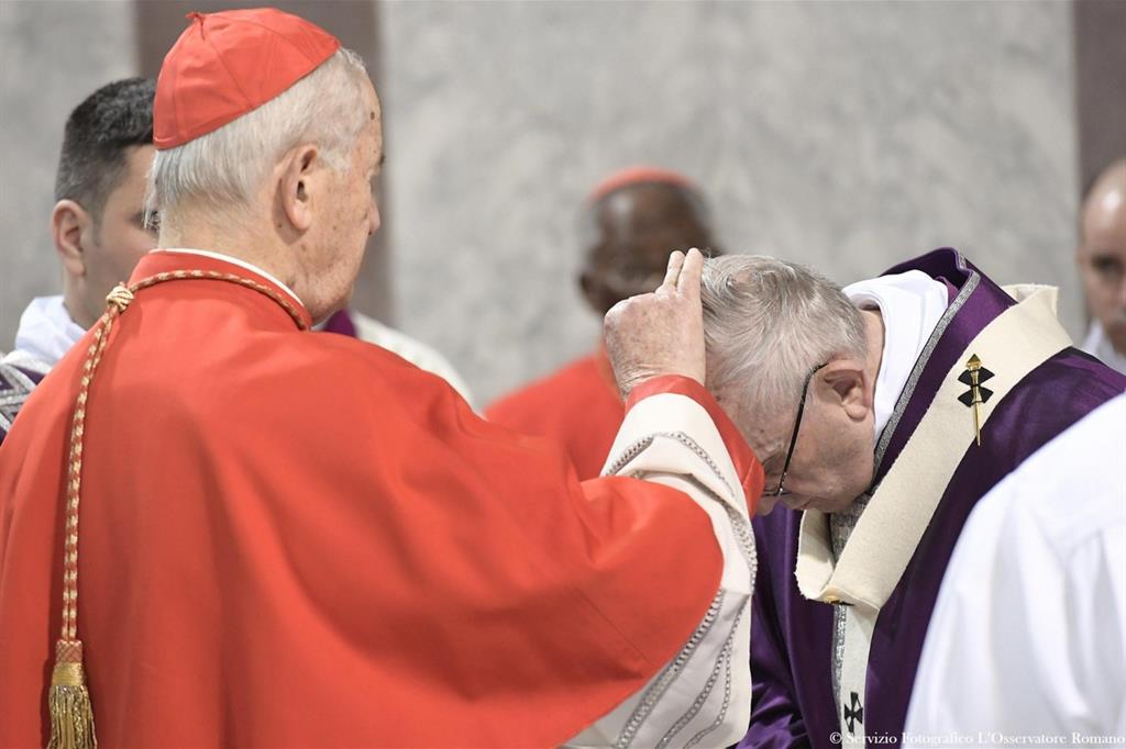 Papa Francesco durante il rito dell'imposizione delle Ceneri (Osservatore Romano)
