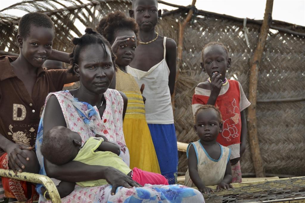 Una donna con i suoi figli in un campo profughi in Sud Sudan (Ansa)
