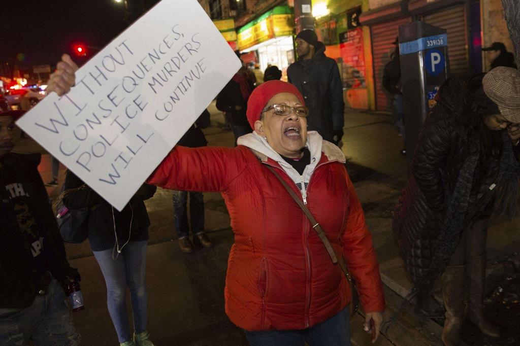 Una manifestante protesta a Crown Heights, New York, dopo l'uccisione di un giovane afroamericano da parte della polizia (Ansa)