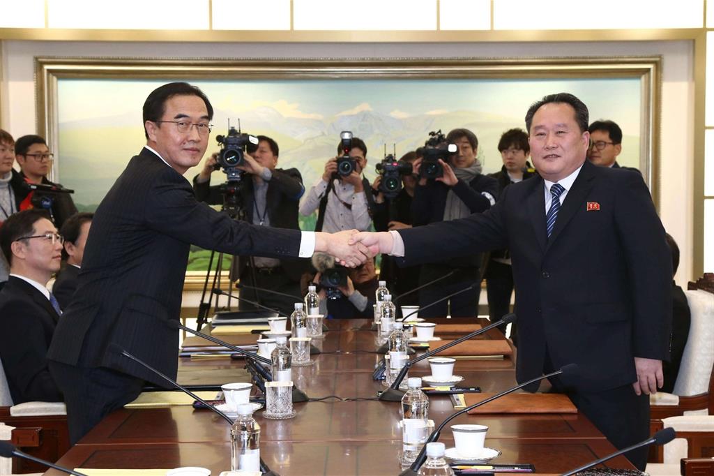 La stretta di mano fra il ministro sudcoreano dell'Unificazione, Cho Myoung-Gyon, capo della delegazione della Corea del Sud, e il responsabile della delegazione della Corea del Nord, Ri Son-Gwon (Ansa)