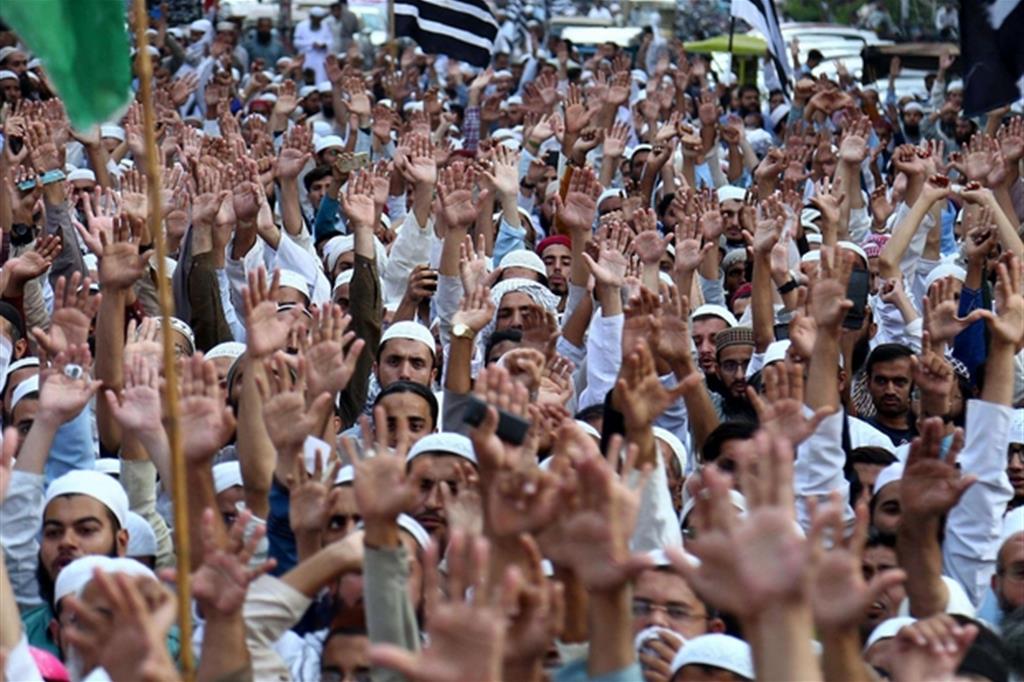 In migliaia anche ieri hanno paralizzato molte città del Pakistan per protestare contro la sentenza di assoluzione di Asia Bibi (Ansa)