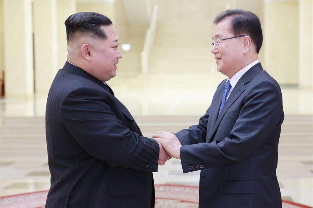 La storica stretta di mano tra Kim Jong-un e Chung Eui-yong (Ansa)