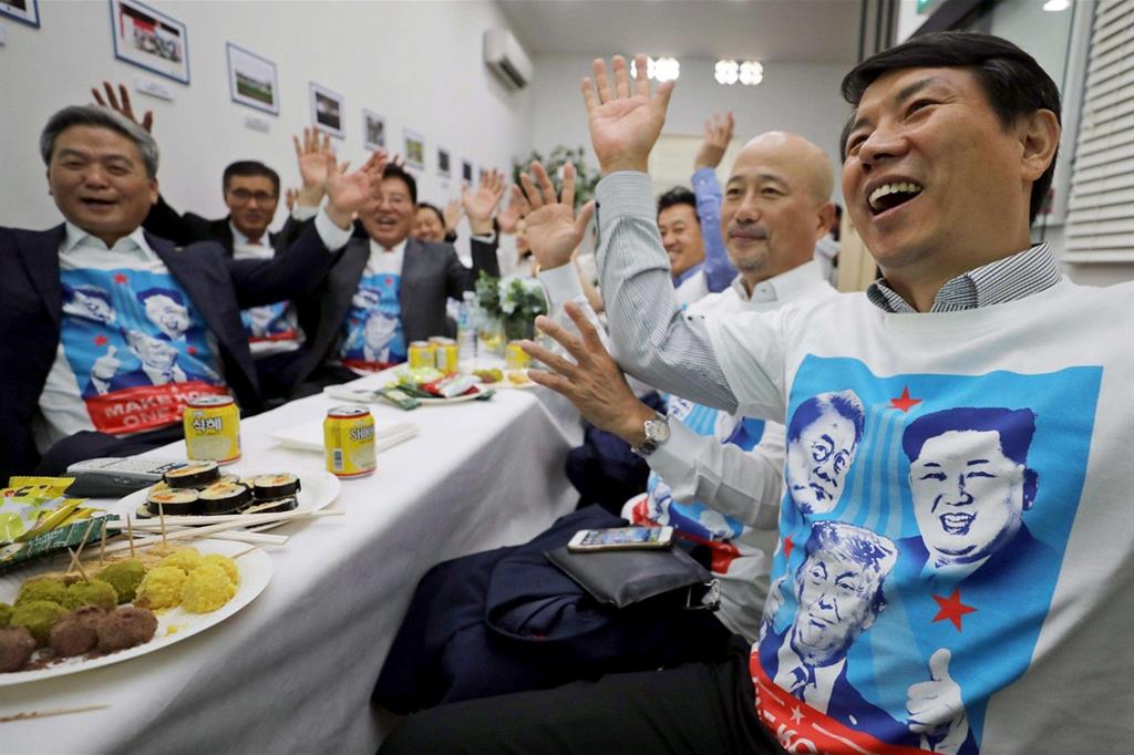 La gioia di sud coreani residenti a Singapore dopo l'incontro Trump-Kim (Ansa)