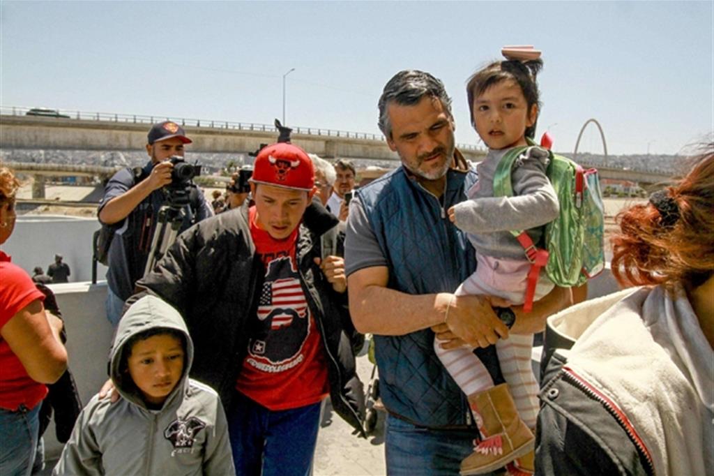 Migranti del centro america entrano negli Stati Uniti al valico di el-Chaparrai in Messico (Epa)
