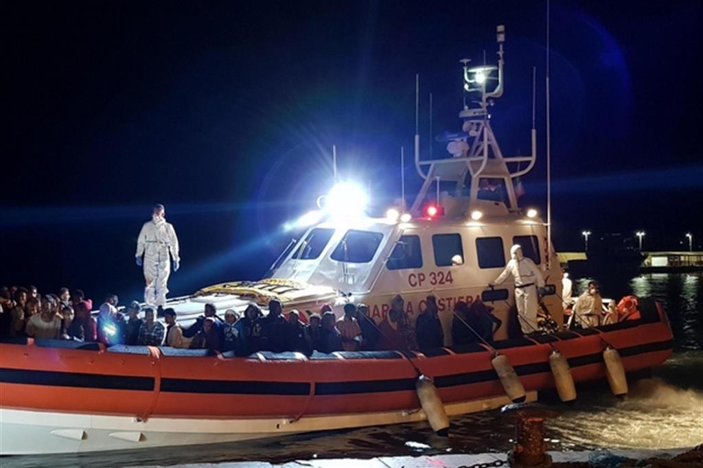 Lo sbarco nel porto di Lampedusa dei 70 migranti, di origine eritrea, siriana e ghanese, avvistati lo scorso 13 ottobre dalla nave Mare Jonio del progetto Mediterranea (Ansa)