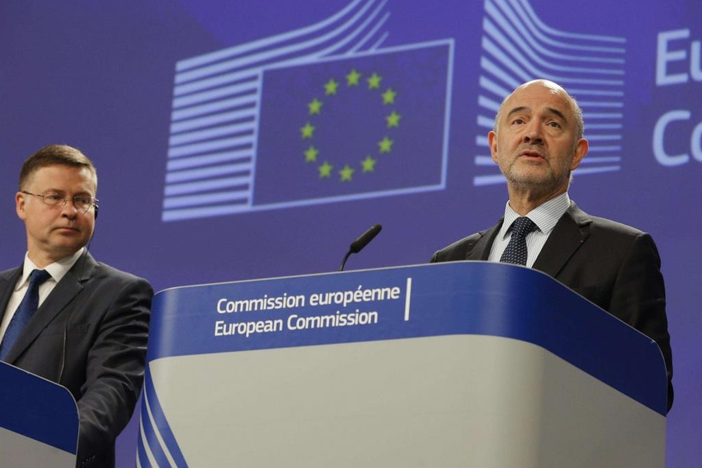 I Commissari europei Dombrovskis (a sinistra) e Moscovici in una foto Ansa del giugno 2018