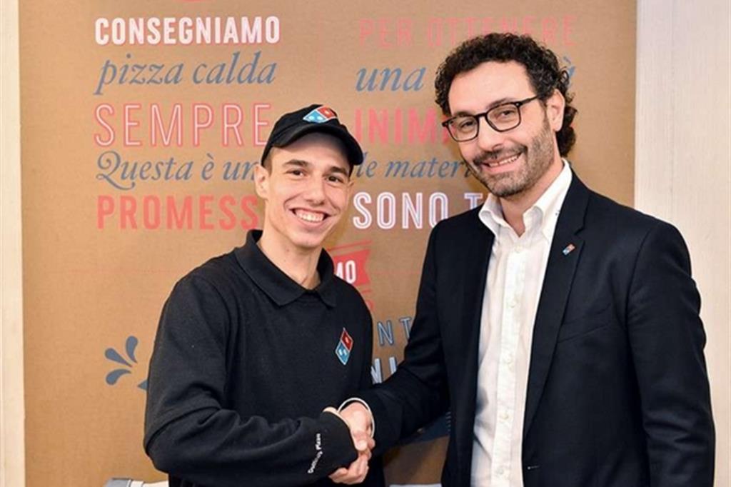 Alessandro Lazzaroni, master franchisee di Domino's Pizza, con il giovane store manager Andrea Menoni