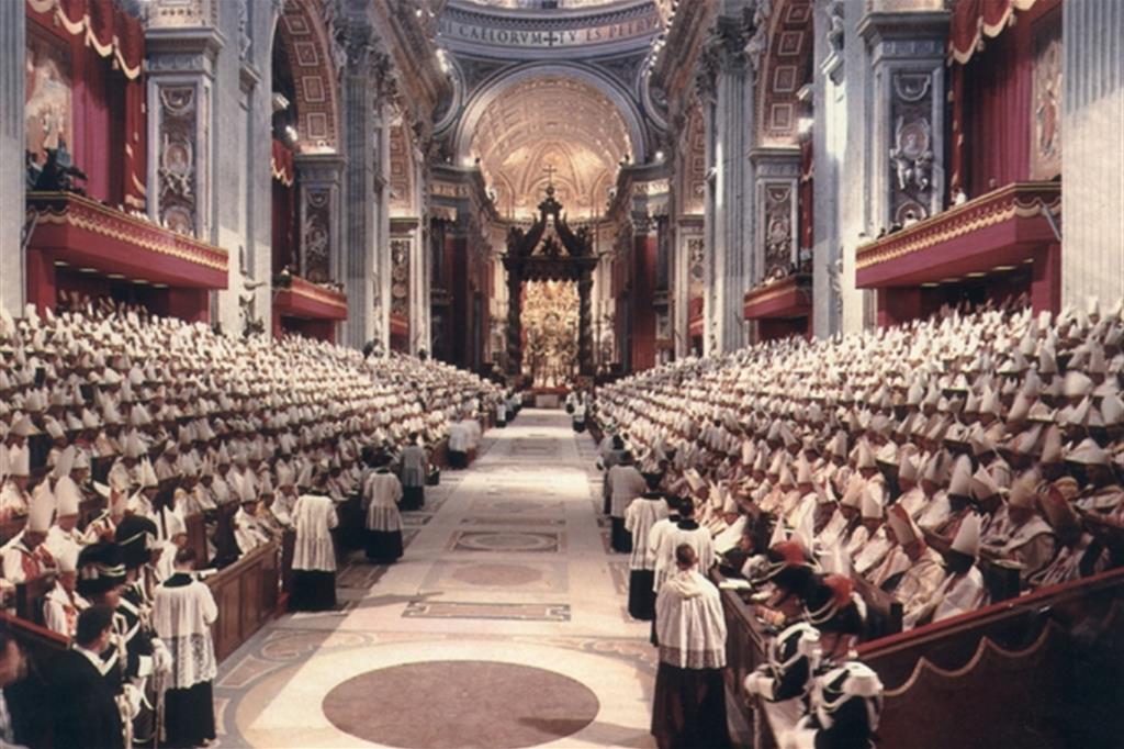 L’aula del Concilio Vaticano II in San Pietro durante i lavori della grande assemblea ecclesiale (1962-1965)