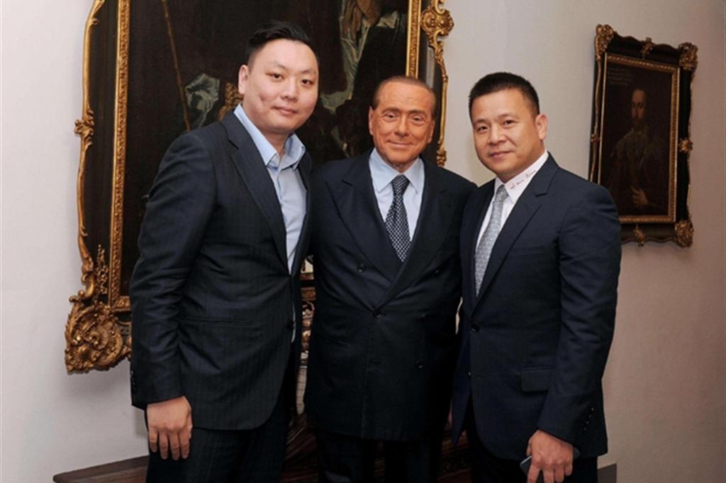 Il nuovo proprietario del Milan, Li Yonghong (a destra) con Berlusconi e Li Han ad Arcore il 13 aprile 2017