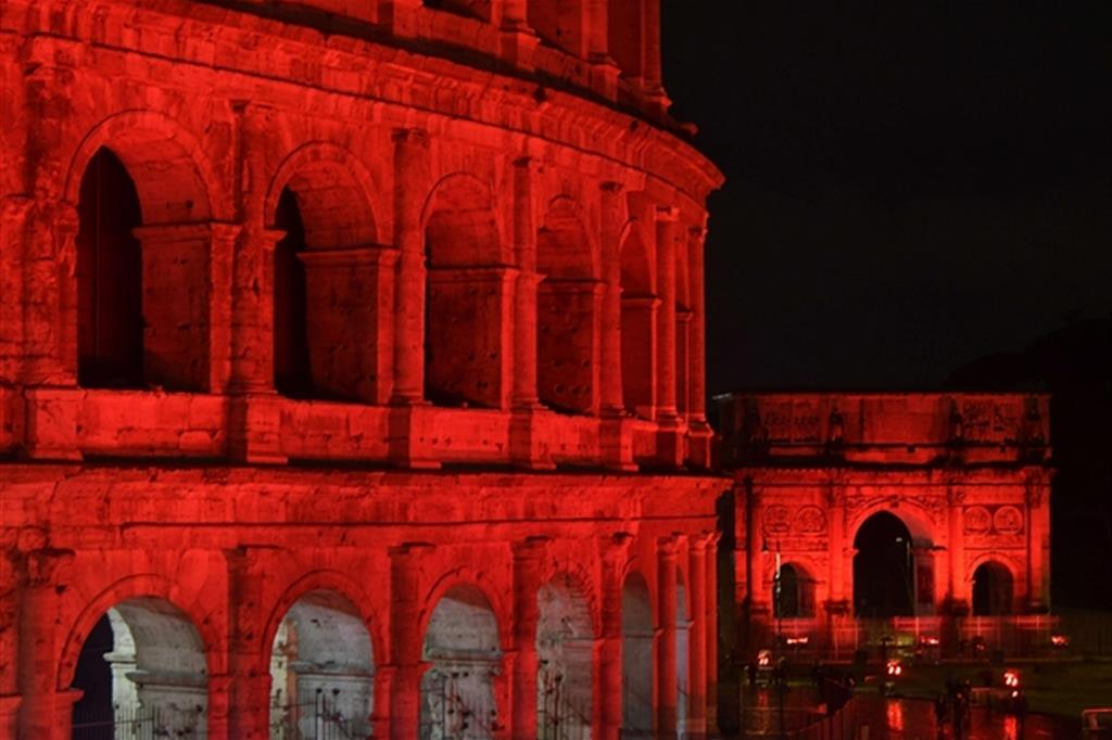 Il Colosseo si tinge di rosso. I cristiani sono ancora perseguitati (Siciliani)