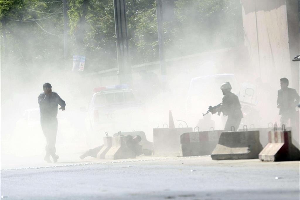 Bombe a Kabul, 9 reporter tra le decine di morti. Strage di bimbi al Sud