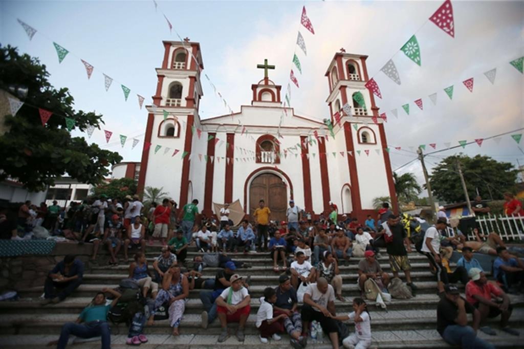 I profughi della Carovana sostano davanti a una chiesa a ijijiapan in Messico (Ansa)