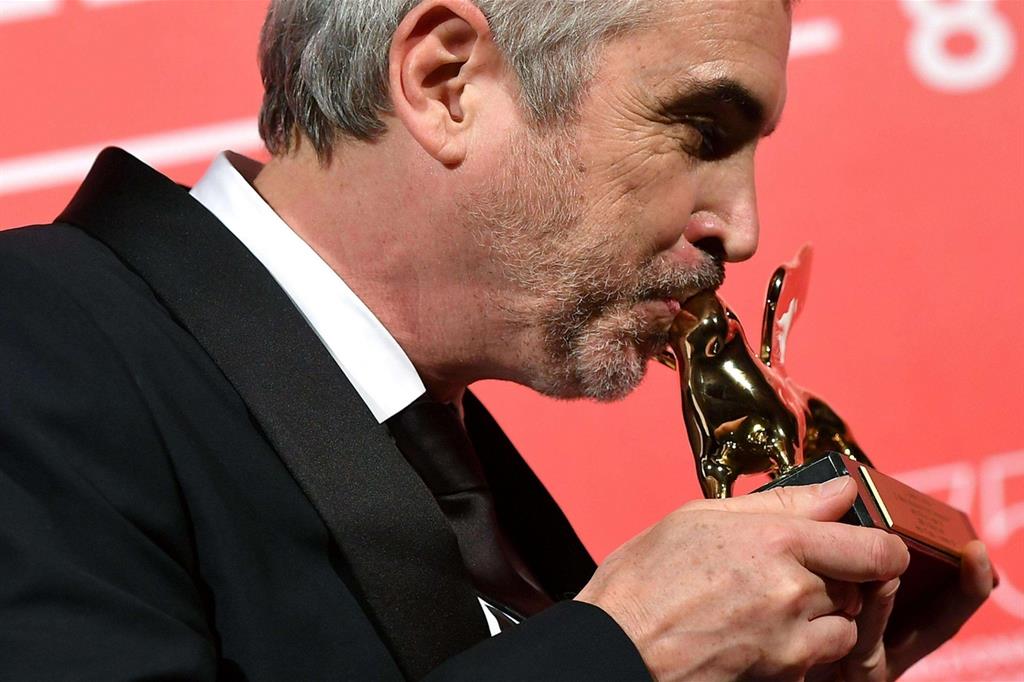 il regista Alfonso Cuarón con il Leone d'Oro vinto alla 75a Mostra del Cinema di Venezia per "Roma" (Ettore Ferrari/Ansa)