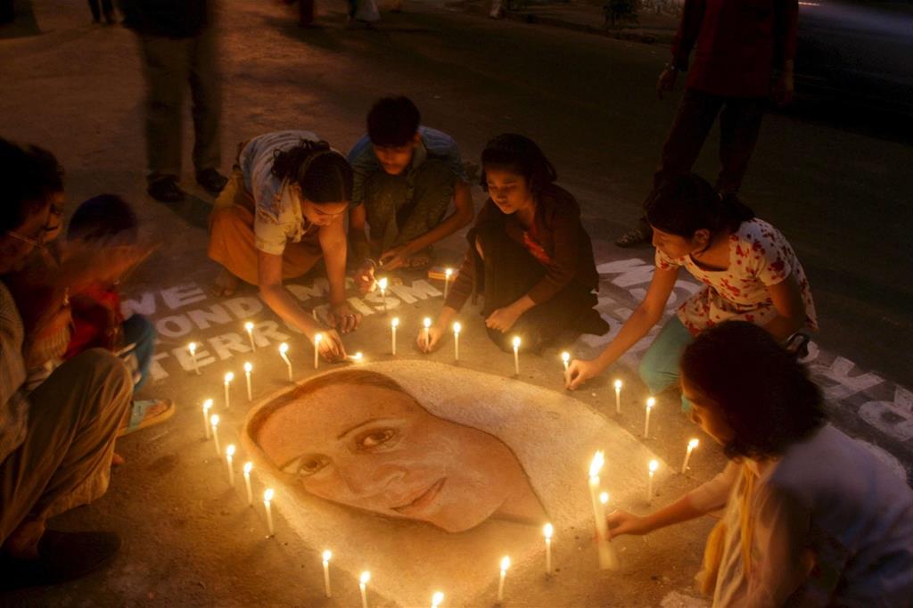 L'omaggio all'ex primo ministro del Pakistan, Benazir Bhutto, uccisa il 27 dicembre in un attentato a Rawalpindi (Ansa)
