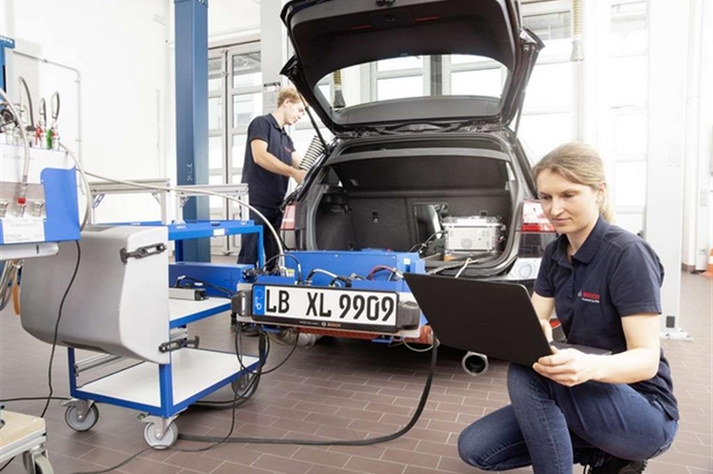 Tecnici Bosch al lavoro sul nuovo motore diesel