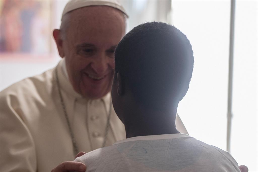 Papa Francesco in una visita alla Comunità Giovanni XXIII ha incontrato 20 ragazze salvate dalla tratta (12 agosto 2016, foto Osservatore Romano)
