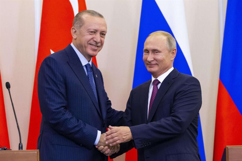 Erdogan (sinistra) e Putin a Sochi (Ansa)