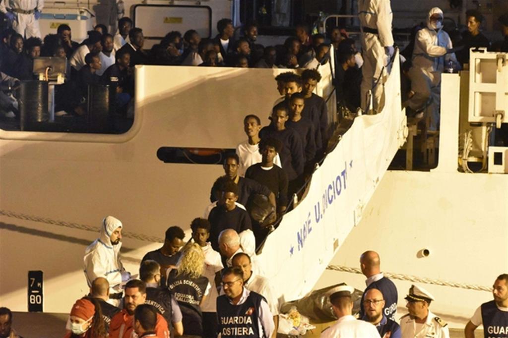 Lo sbarco dei migranti dalla nave Diciotti della Guardia Costiera (Ansa)
