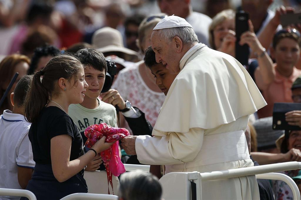 Il Papa saluta i fedeli in piazza San Pietro prima dell'udienza (Ansa)