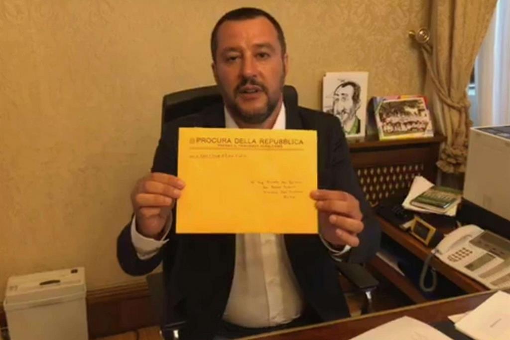 Il ministro dell'Interno Matteo Salvini in diretta su Facebook (Ansa)