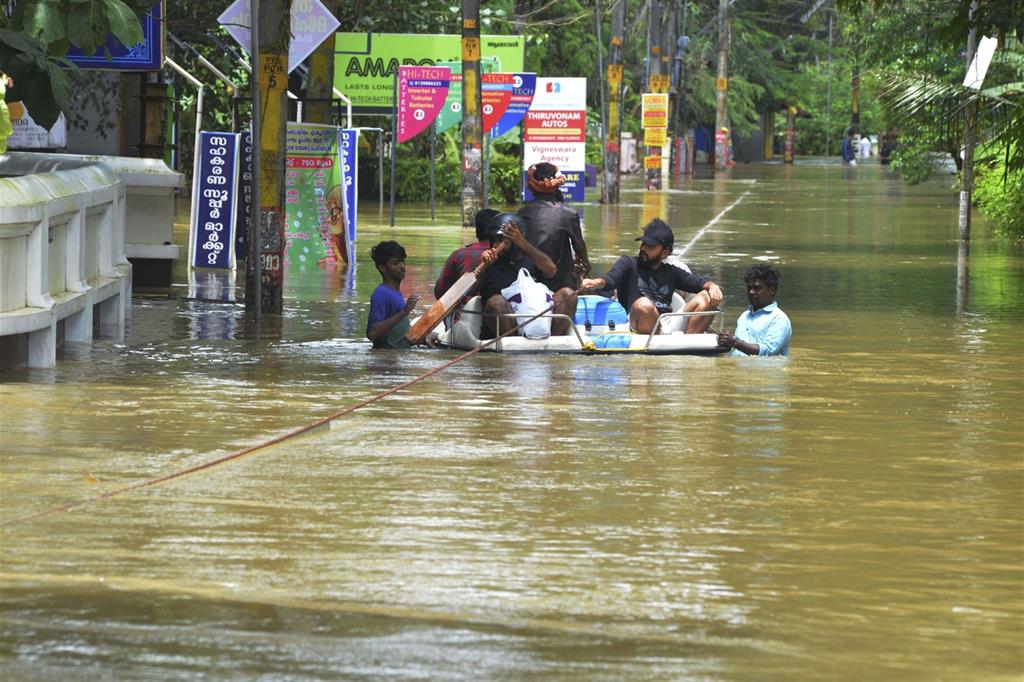 Abitanti di Thrissur, nell'India meridionale, vengono evacuati durante le inondazioni che hanno colpito il paese (Ansa)