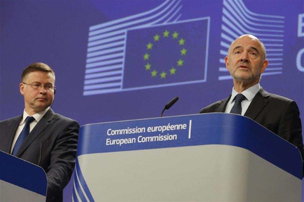 Lettera a Roma. Valdis Dombrovskis (a sinistra) e Pierre Moscovici (Ansa)