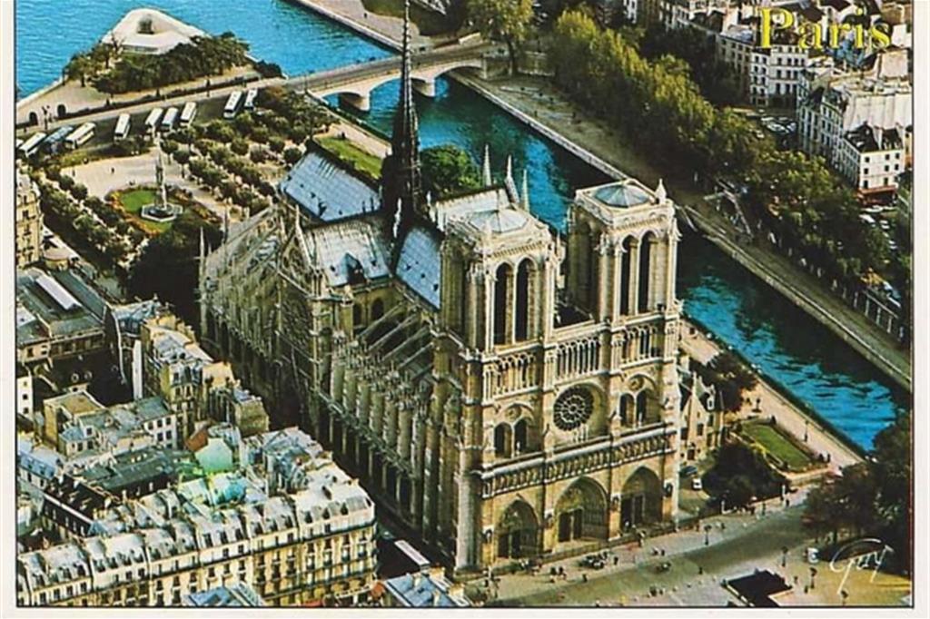 La facciata della cattedrale di Notre Dame a Parigi