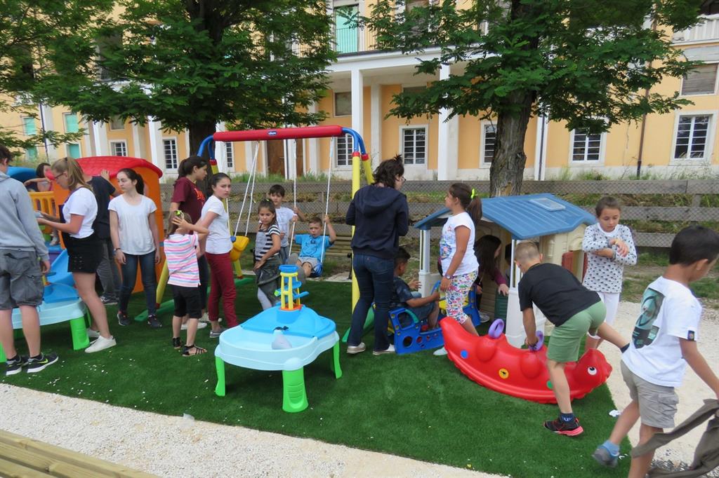 I ragazzi del centro estivo Caritas mentre giocano nel nuovo parco