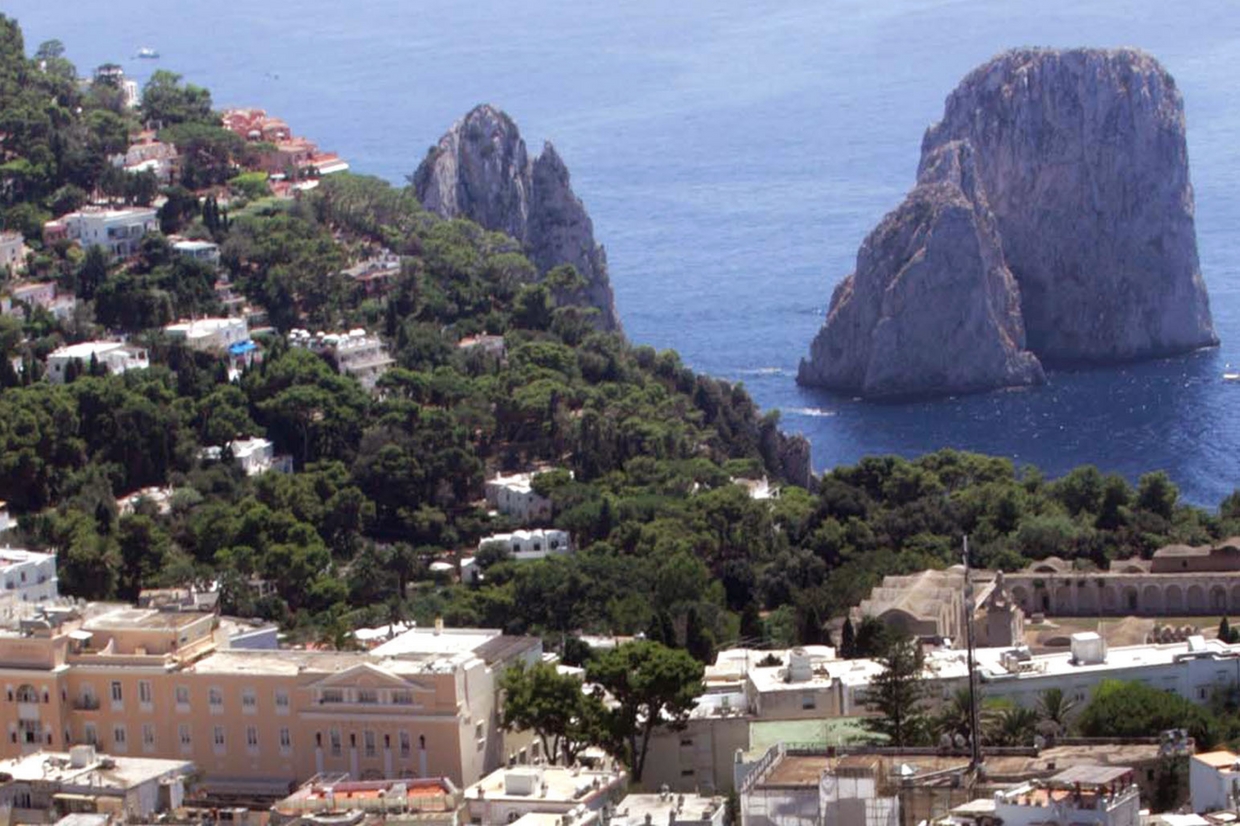 Una veduta di Capri in una foto d'archivio Ansa
