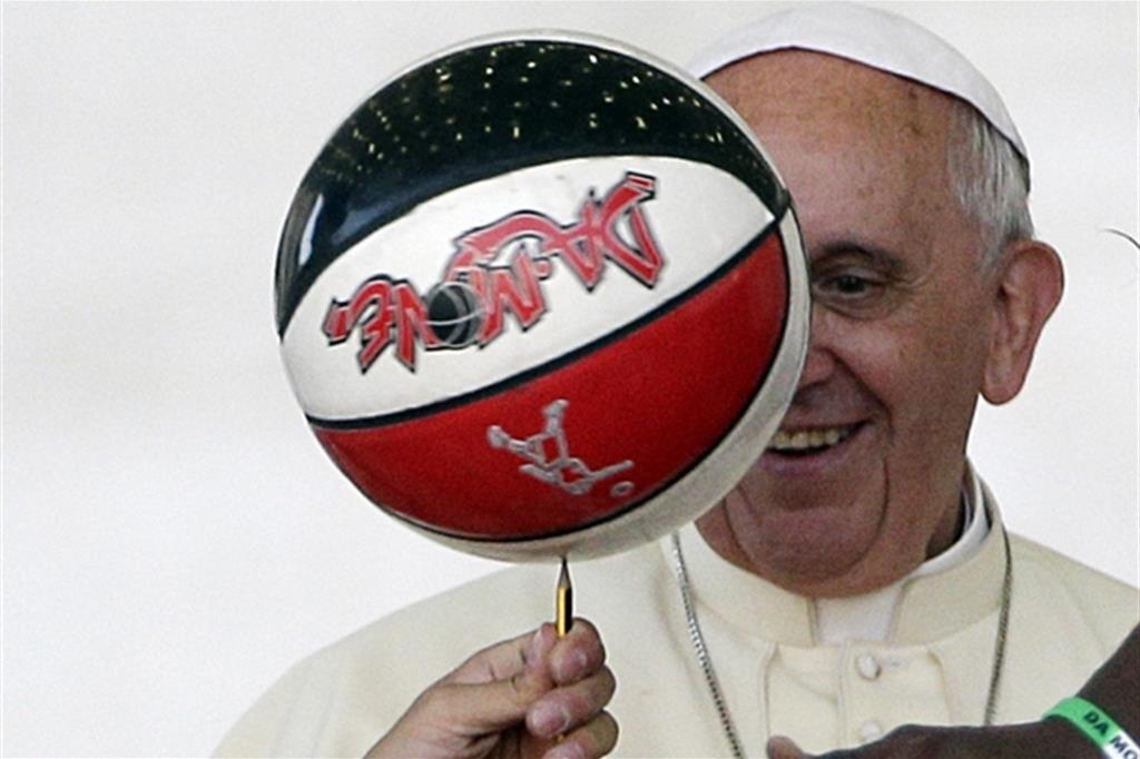 Il Papa sorridente con un pallone da basket