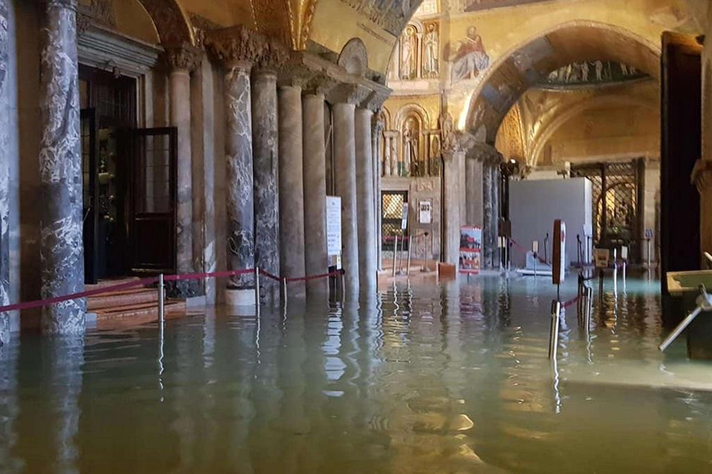 L'interno allagato della Basilica di San Marco, a Venezia
