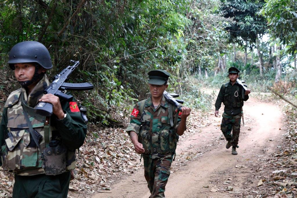 Miliziani dell'Esercito per l'indipendenza Kachin marciano nella giungla (Ansa)