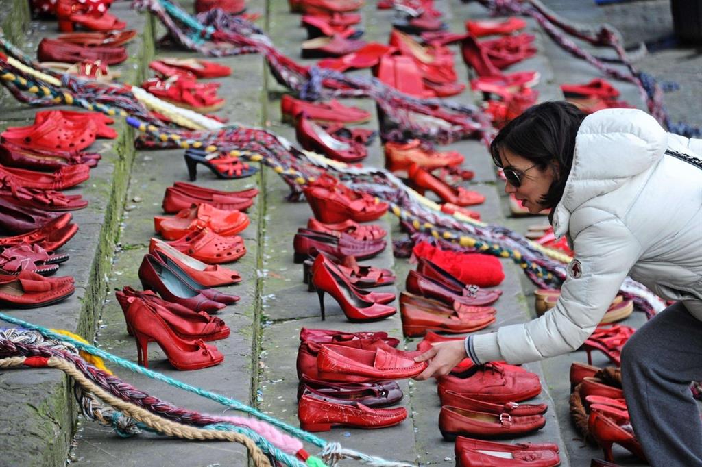 Scarpette rosse, simbolo della violenza contro le donne (Ansa)