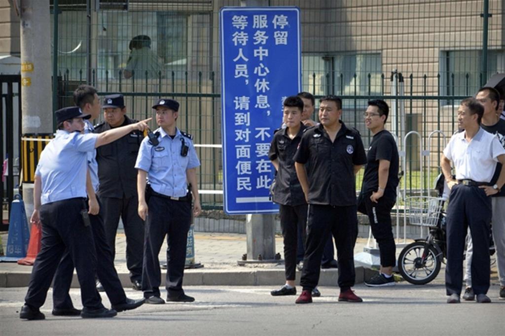L'ingresso dell'ambasciata Usa a Pechino presidiato dalla polizia (Ansa)