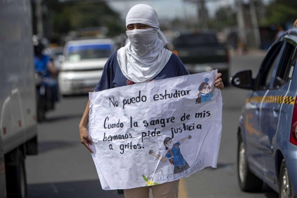 Studente protesta fuori dalla Università centroamericana di Managua, Ansa