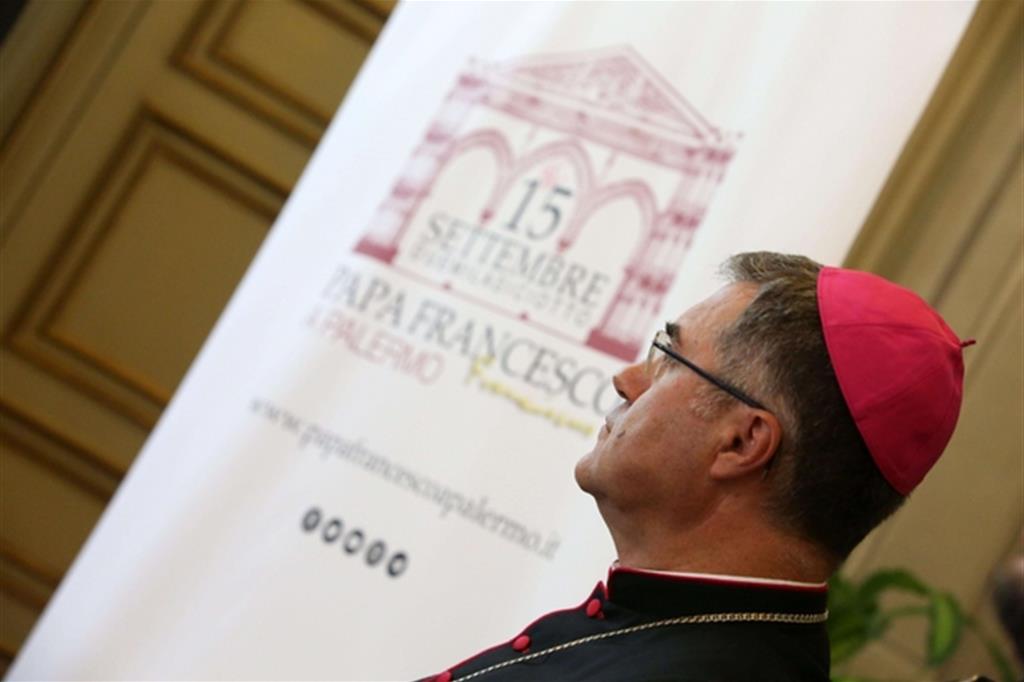 L'arcivescovo di Palermo, Corrado Lorefice, presenta la visita di papa Francesco (Ansa)