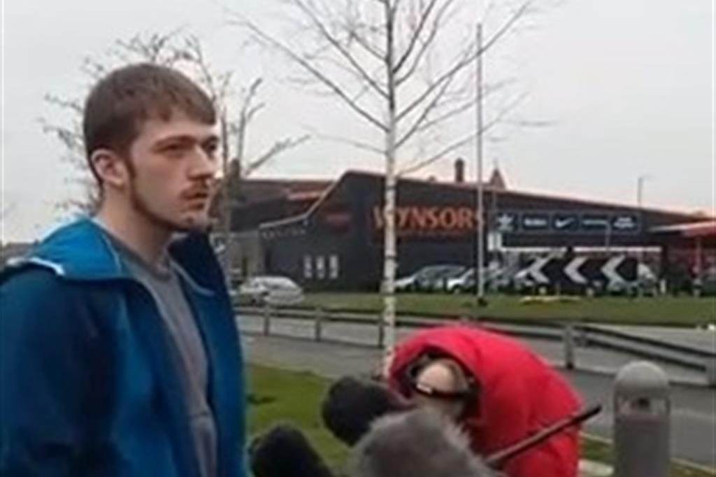 Un fermo immagine dell'intervista di Thomas Evans davanti all'ospedale pediatrico di Liverpool